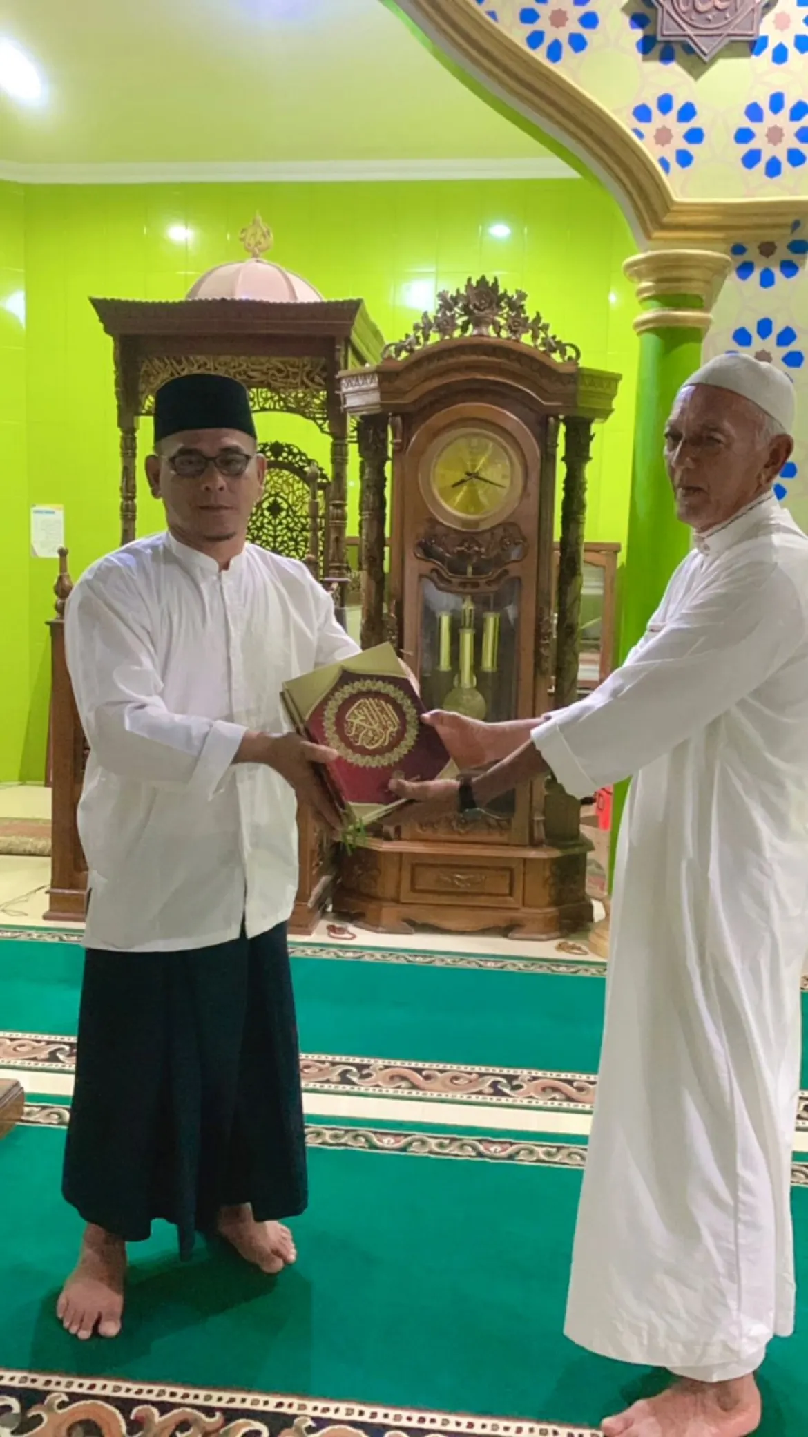 Sampaikan Sambutan Peringatan Isra Miraj, Kasi BIMAS Islam Serahkan Mushaf Al-Qur'an Kemenag RI