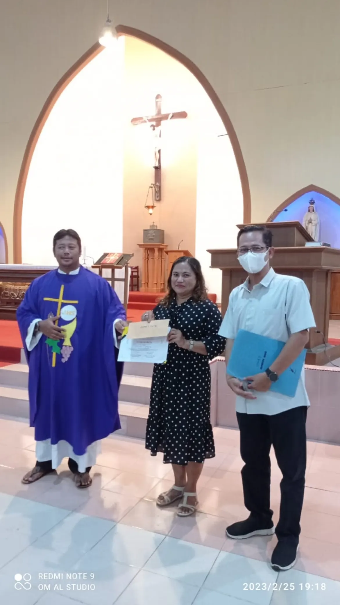 Pastor Pramodo Serahkan Hadiah kepada Team Volly Putri  Flobamorata