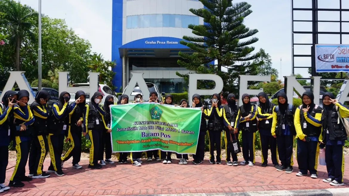 Tim Jurnalistik MTs USB Filial MTs Negeri 1 Batam Kunjungan dan Sekaligus Belajar ke Kantor Batam Pos