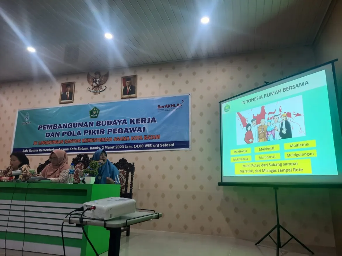 Zufriyatun, Tim ZI Agen Perubahan Kantor Kemenag Kota Batam Sampaikan Materi Moderasi Beragama