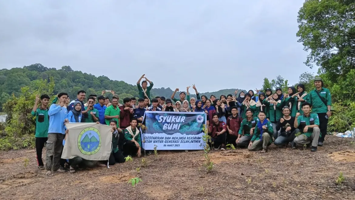 Siswa MAN IC Batam Ikuti Kegiatan Syukur Bumi Lewat Penanaman Pohon