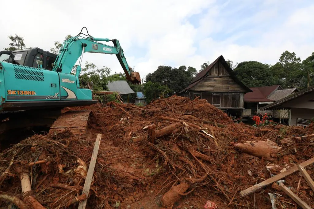 Eskavator membuka jalan yang tertimbun material longsor di Kampung Genteng, Desa Pangkalan, Kecamatan Serasan, Kabupaten Natuna, Kepulauan Riau, Rabu (8/3).