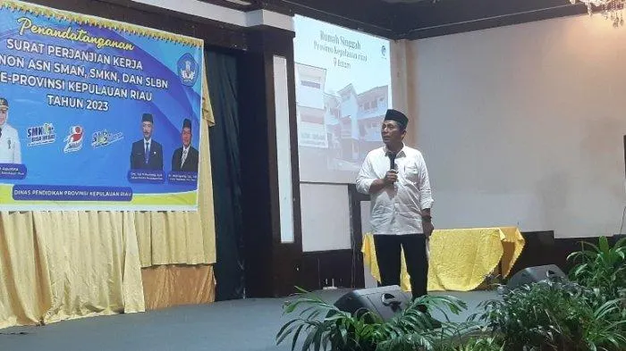 Gubernur Kepri Ansar Ahmad hadir dalam penandatanganan perpanjangan kontrak kerja PTK non-ASN Kepri tahun 2023 di Golden Prawn, Kota Batam, Provinsi Kepri, Jumat (10/3/2023).