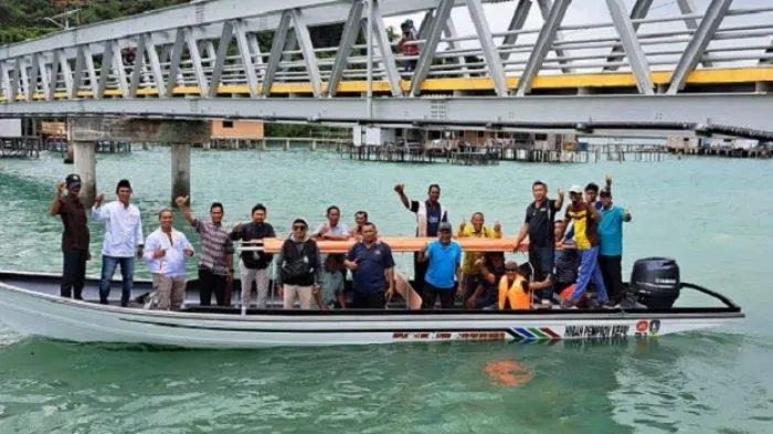Warga Terong, Belakangpadang, Kota Batam, Provinsi Kepri menyambut antusias saat menerima bantuan ambulans laut dari anggota DPRD Kepri, Muhammad Syahid Ridho.