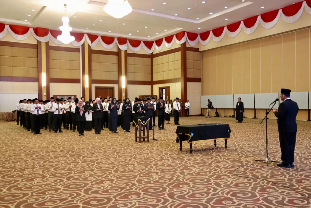 Pelantikan Pegawai Negeri Sipil pada jabatan struktural Pimpinan Tinggi Pratama, jabatan Administrator, dan Jabatan Pengawas di lingkungan Pemerintah Provinsi Kepulauan Riau, di Aula Wan Seri Beni, Dompak, Tanjungpinang.