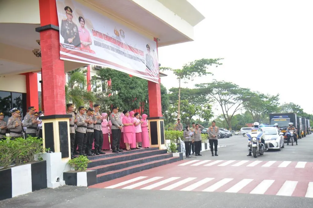 Kapolda Kepri Irjen Pol. Drs. Tabana Bangun, M.Si melepas pemberangkatan barang- barang bantuan kemanusiaan dari Kapolri dan Ketua Umum Bhayangkari untuk korban bencana tanah longsor di Kecamatan Serasan, Kabupaten Natuna Provinsi Kepulauan Riau. Senin (13/3/2023)