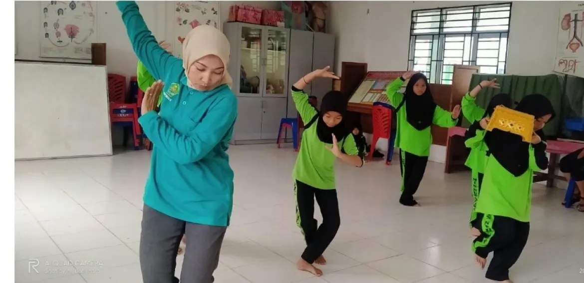 Mencari Bakat Dengan Kegiatan Menari di MIS Nurul Huda