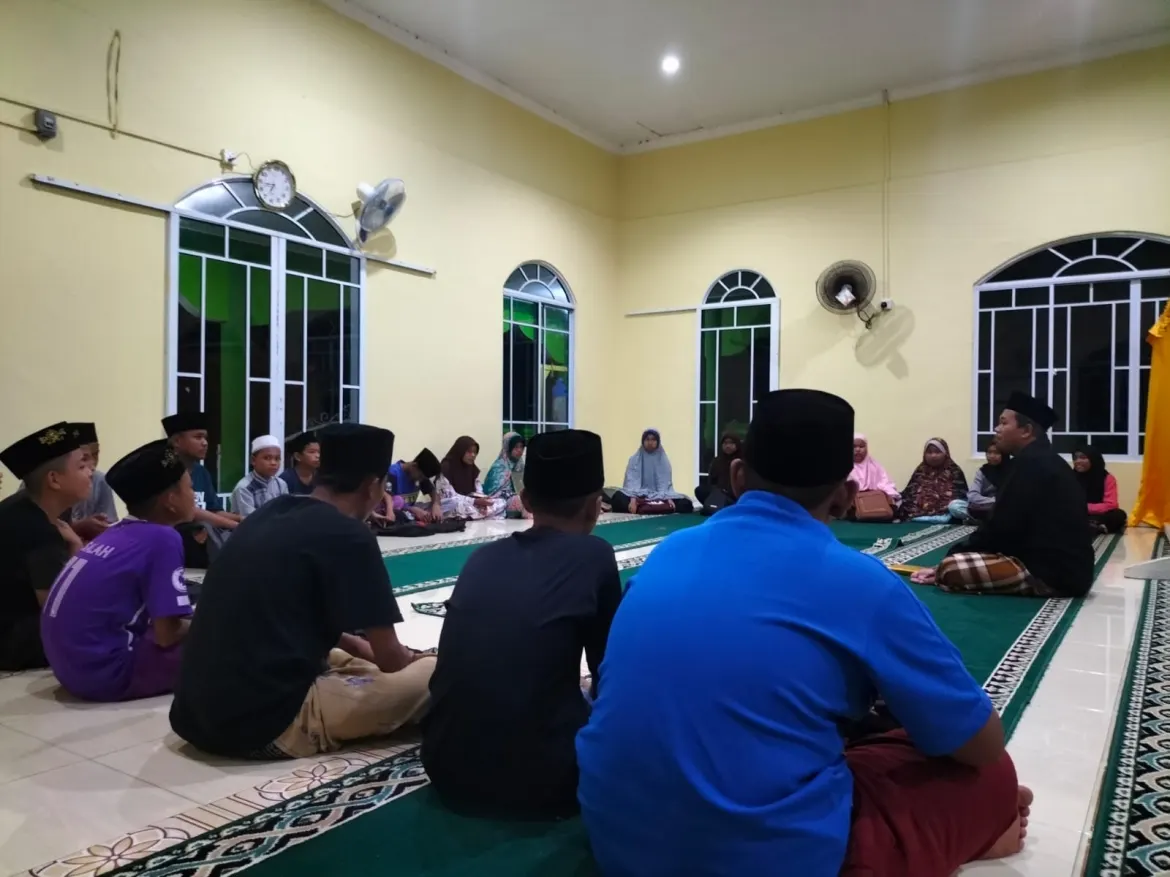 Penyuluh Ustadz Chandra Wahidin Beri Penyuluhan Agama Islam Kepada Kelompok Binaan Remaja di Desa Teluk Radang