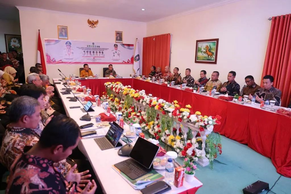 Pimpin Rapat FORKOPIMDA, Gubernur Ansar Bahas Kemiskinan Hingga Distribusi Sembako Jelang Ramadhan