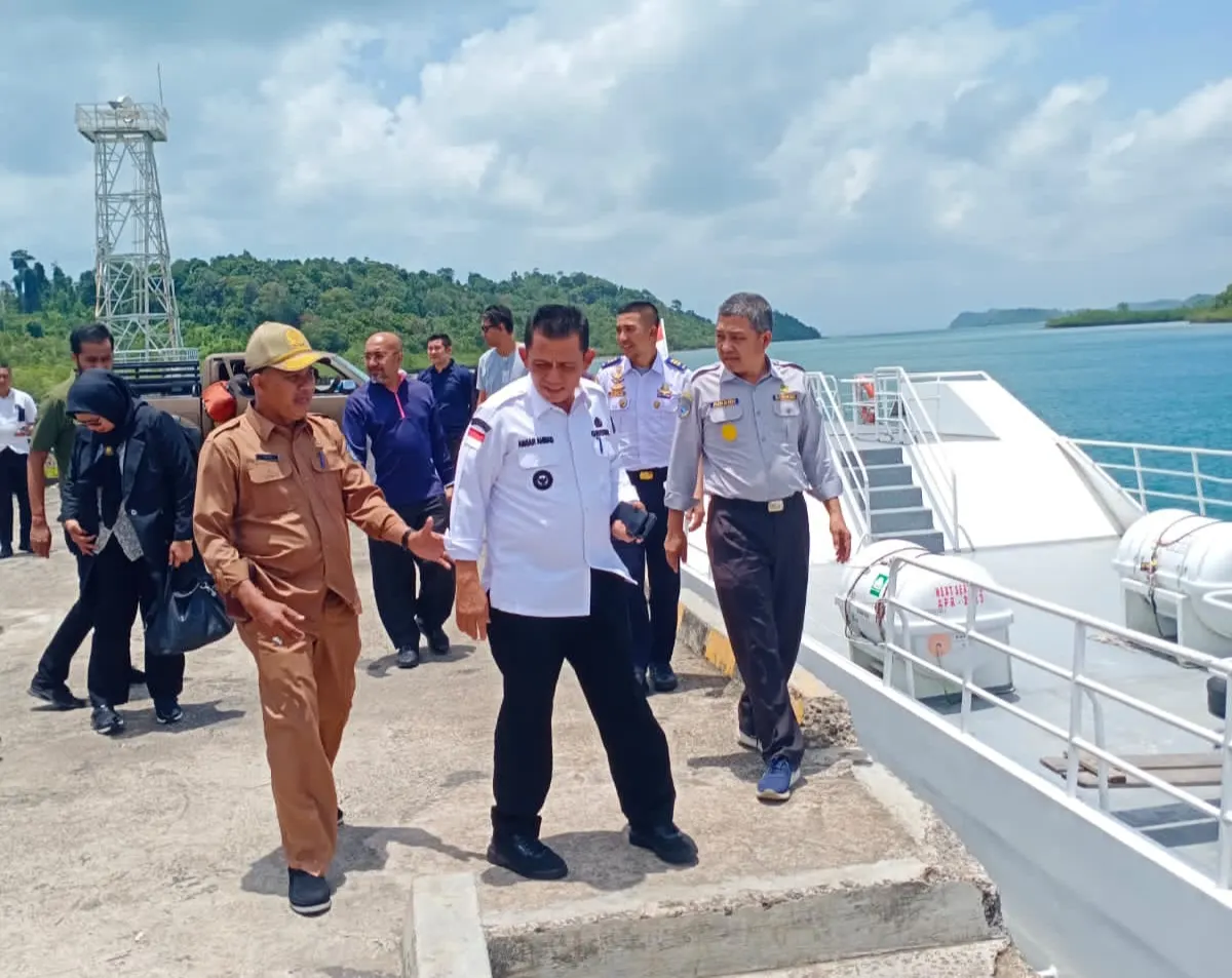 Gubernur Kepulauan Riau H. Ansar Ahmad bersama Forum Koordinasi Pimpinan Daerah (Forkopimda) meninjau langsung Kapal Lintas Kepri pada Selasa (14/3/2023)