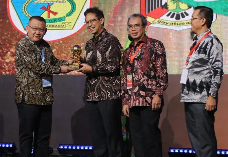 Penyerahan penghargaan UHC Award untuk Pemkab Natuna