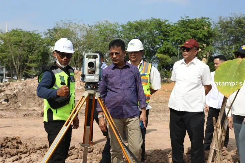 Kepala BP Batam, Muhammad Rudi saat meninjau proses pelebaran jalan di depan Polresta Barelang,pada Rabu (15/3).