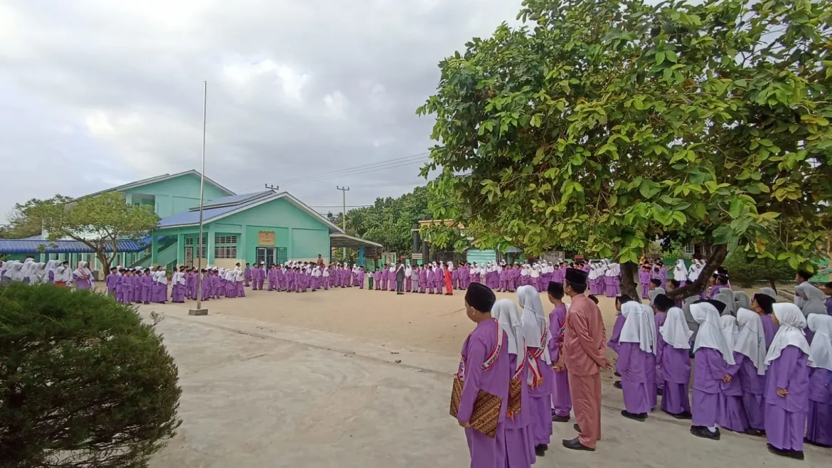 Seluruh Tenaga Pendidik dan Kependidikan serta Siswa-Siswi MIN 3 Karimun Memakai Busana Baju Kurung Melayu