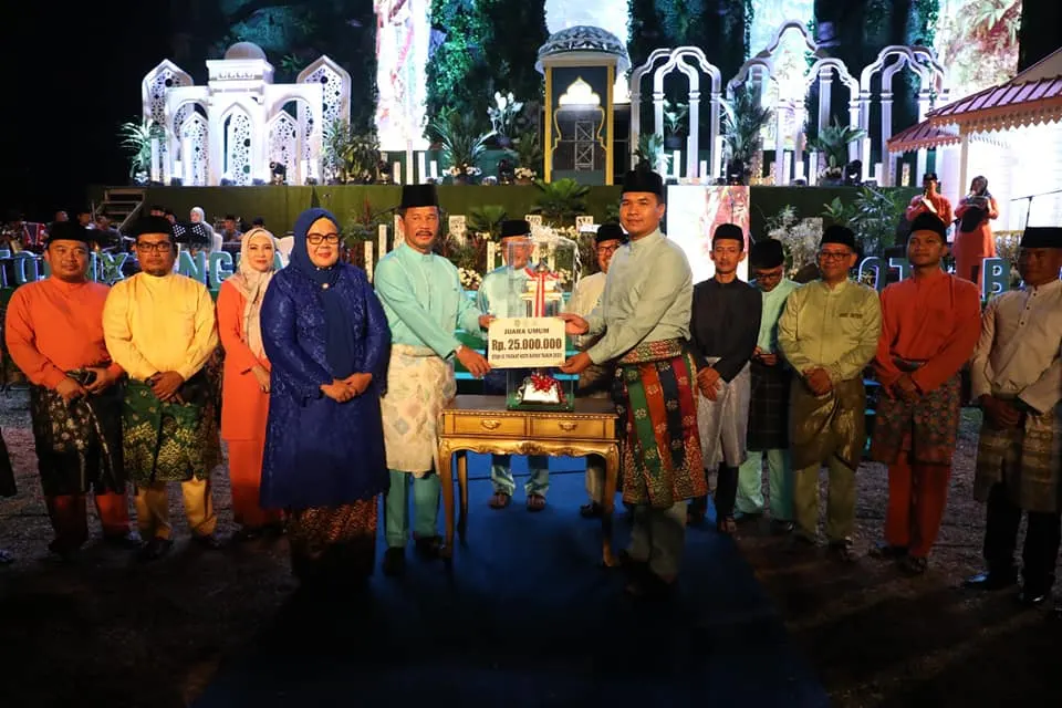 Wali Kota Batam H Muhammad Rudi (HMR), didampingi  Wakil Gubernur Kepri, Marlin Agustina Rudi menyerahkan piala juara umum kepada Camat Sagulung Muhammad Hafiz, yang menjadi Juara Umum STQH IX, Tingkat Kota Batam, Tahun 2023, di Lapangan Usman Harun, Kecamatan Seibeduk, Rabu (15/3/2023) malam