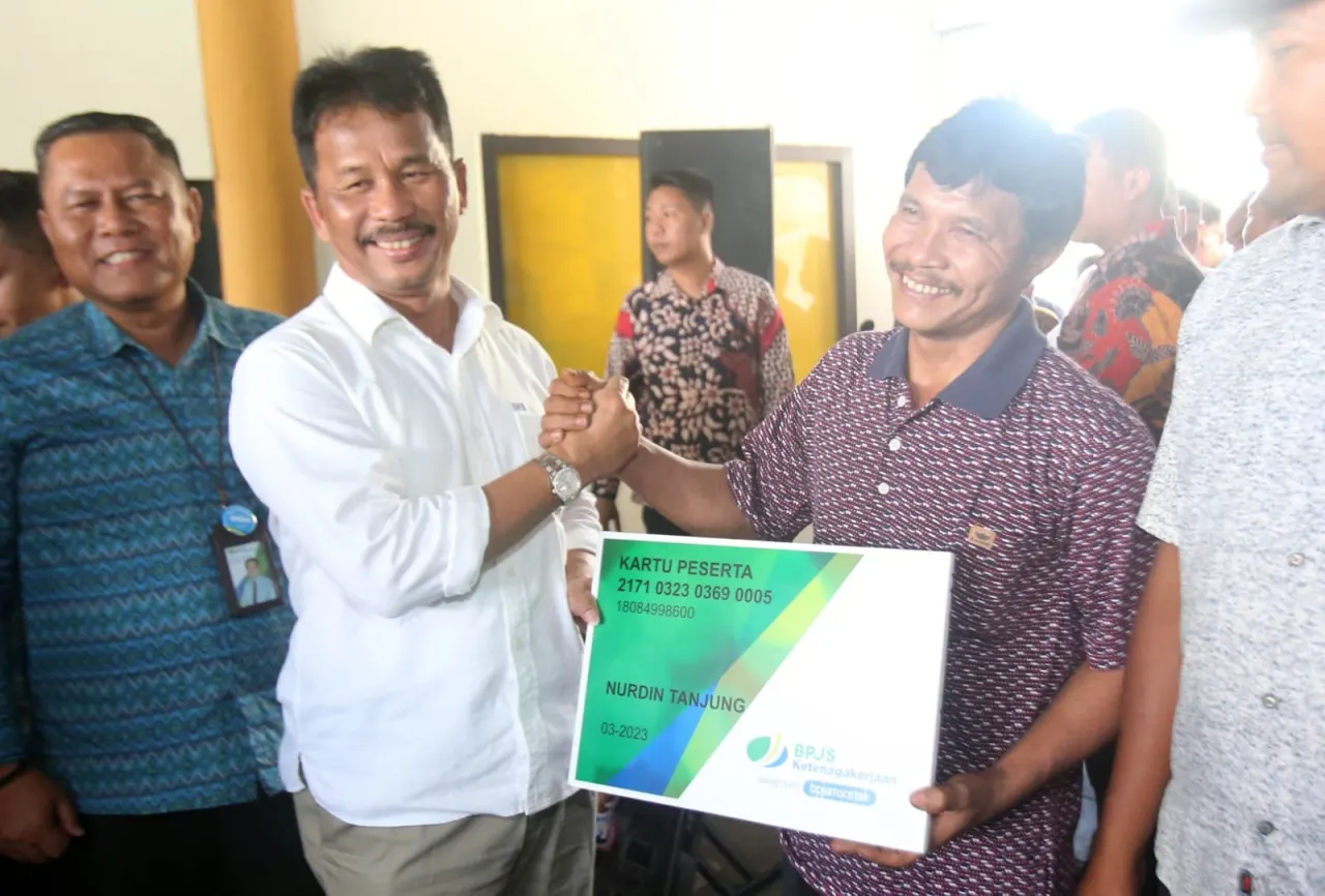 Wali Kota Batam Muhammad Rudi menyerahkan kartu jaminan sosial Ketenagakerjaan kepada para nelayan yang berasal dari tiga kecamatan di Kota Batam pada Kamis (16/3/2023).
