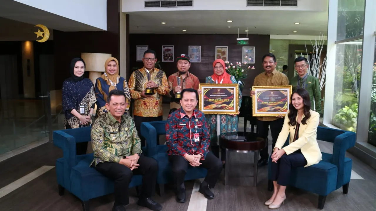 Gubernur Provinsi Kepulauan Riau (Kepri) Ansar Ahmad bersama Direktur Jenderal Bina Keuangan Daerah Kemendagri Agus Fatoni dalam acara Penghargaan APBD Award Tahun 2023.