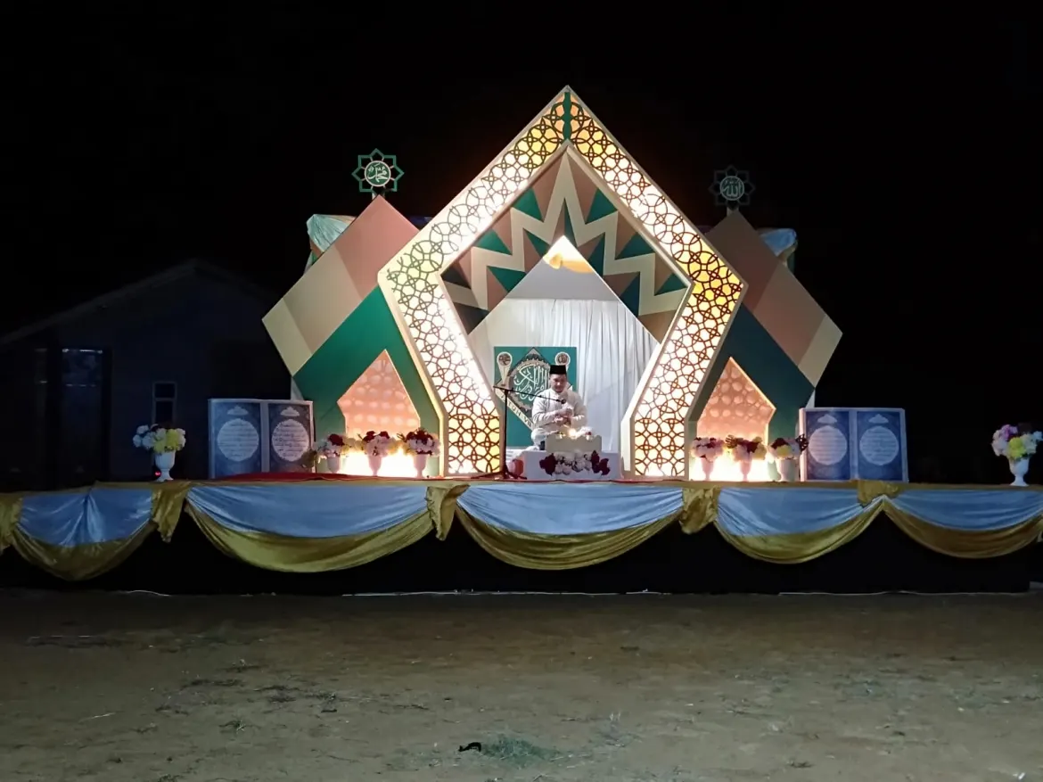 Penghulu Siantan Tengah Melantunkan Ayat Suci Al-Qur'an Pada Pembukaan STQH Ke-VIII Tingkat Kecamatan