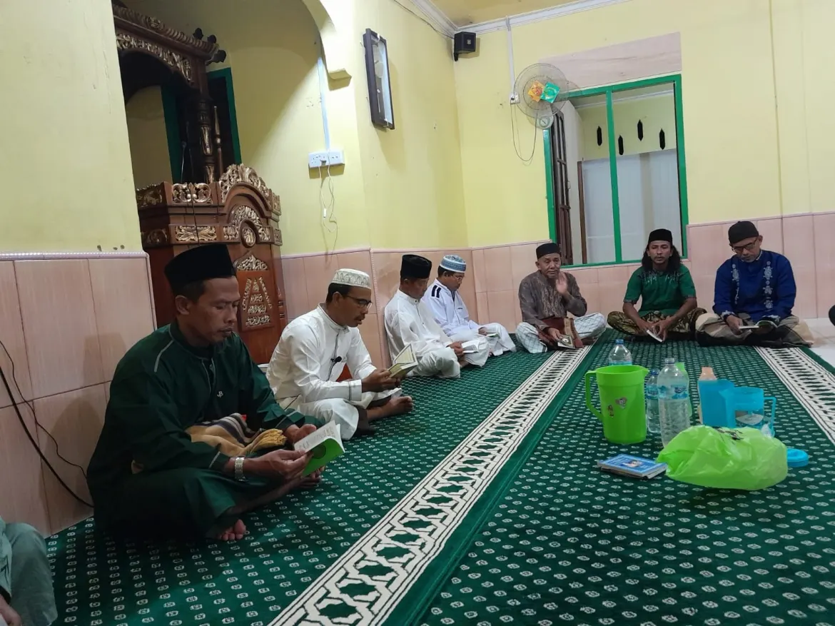 Ka KUA Siantan Timur Memimpin Doa Nisfu Sya'ban Di Masjid Al-Mabrur Desa Nyamuk