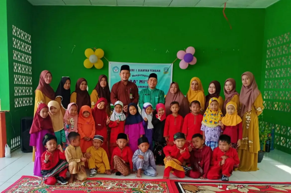 Penghulu KUA Siantan Tengah Berikan Tausiyah Isra Mi'rajnya Di TK Negeri 1 Air Asuk
