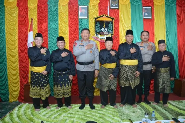 Kapolda Kepri Irjen Pol Drs. Tabana Bangun, M.Si mengunjungi Lembaga Adat Melayu (LAM) Provinsi Kepri di kota Tanjunginang pada Selasa (21/3/2023).
