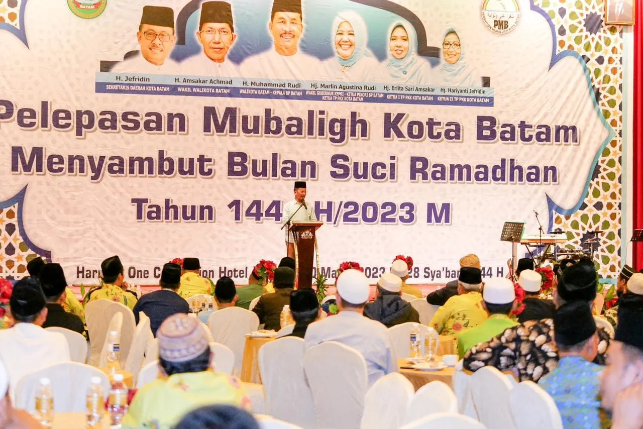 Wali Kota Batam Muhammad Rudi memberikan sambutan pada  kegiatan Pelepasan Mubaligh Menyambut Bulan Suci Ramadhan 1444 H di Hotel Harmoni One Batam Center pada Senin (20/03).