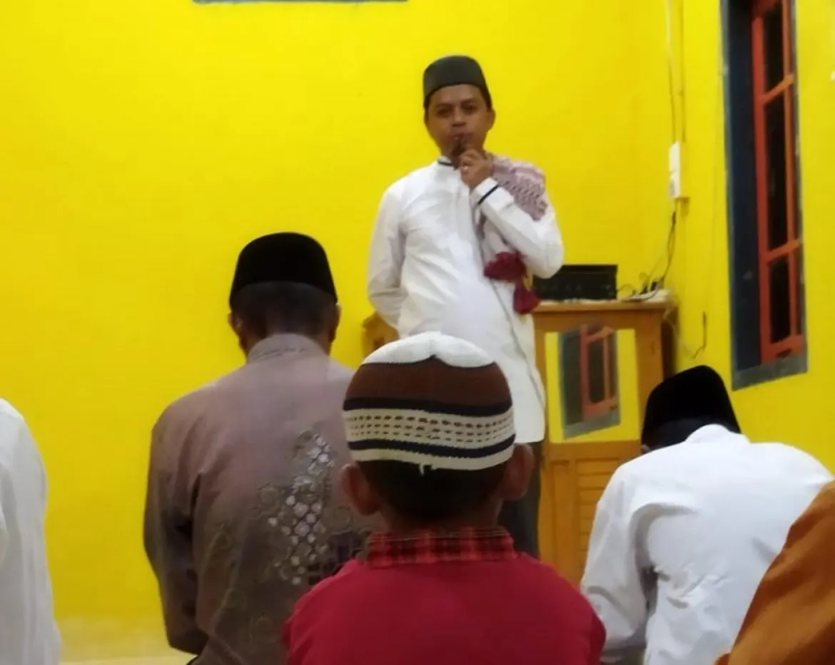 Ka. KUA Jemaja Mengisi Tausiyah Ramadhan di Surau Al-Jamil Kampung Kusik