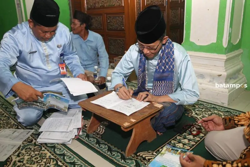 Wakil Wali Kota Batam Amsakar Achmad saat Safari Ramadan di Masjid Baitul Hikmah Perumahan Rexvin Residence, Sagulung, Jumat (24/3).
