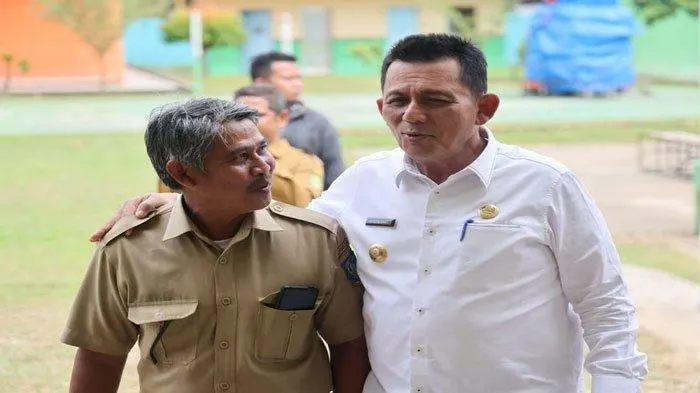 Gubernur Kepri Ansar Ahmad saat berkunjung ke salah satu sekolah di Kota Batam, belum lama ini