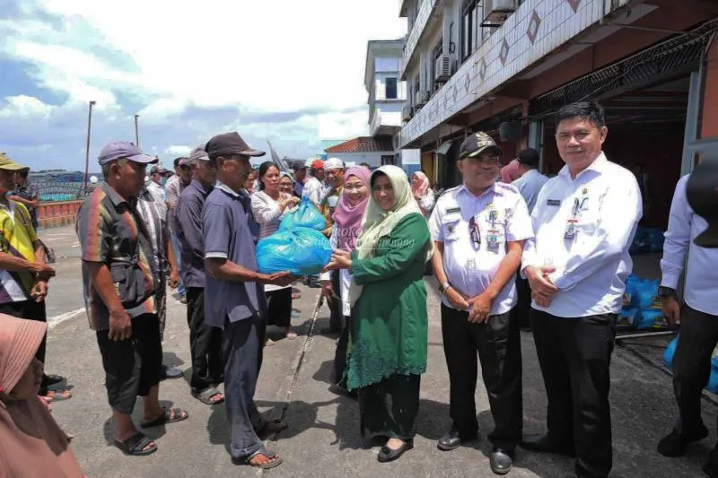 Rahma Serahkan 575 Paket Sembako Kepada Penambang dan Buruh Pelabuhan