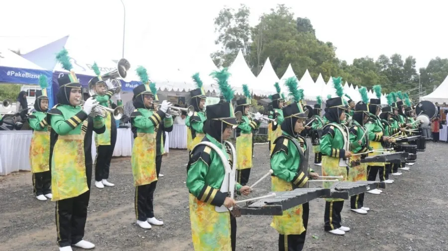 Marching Band MAN Batam ikut serta dalam pembukaan Kemenag Kepri Expo tahun 2023 yang digelar pada Senin (27/03) di Dataran Welcome To Batam (WTB) Batam Centre.