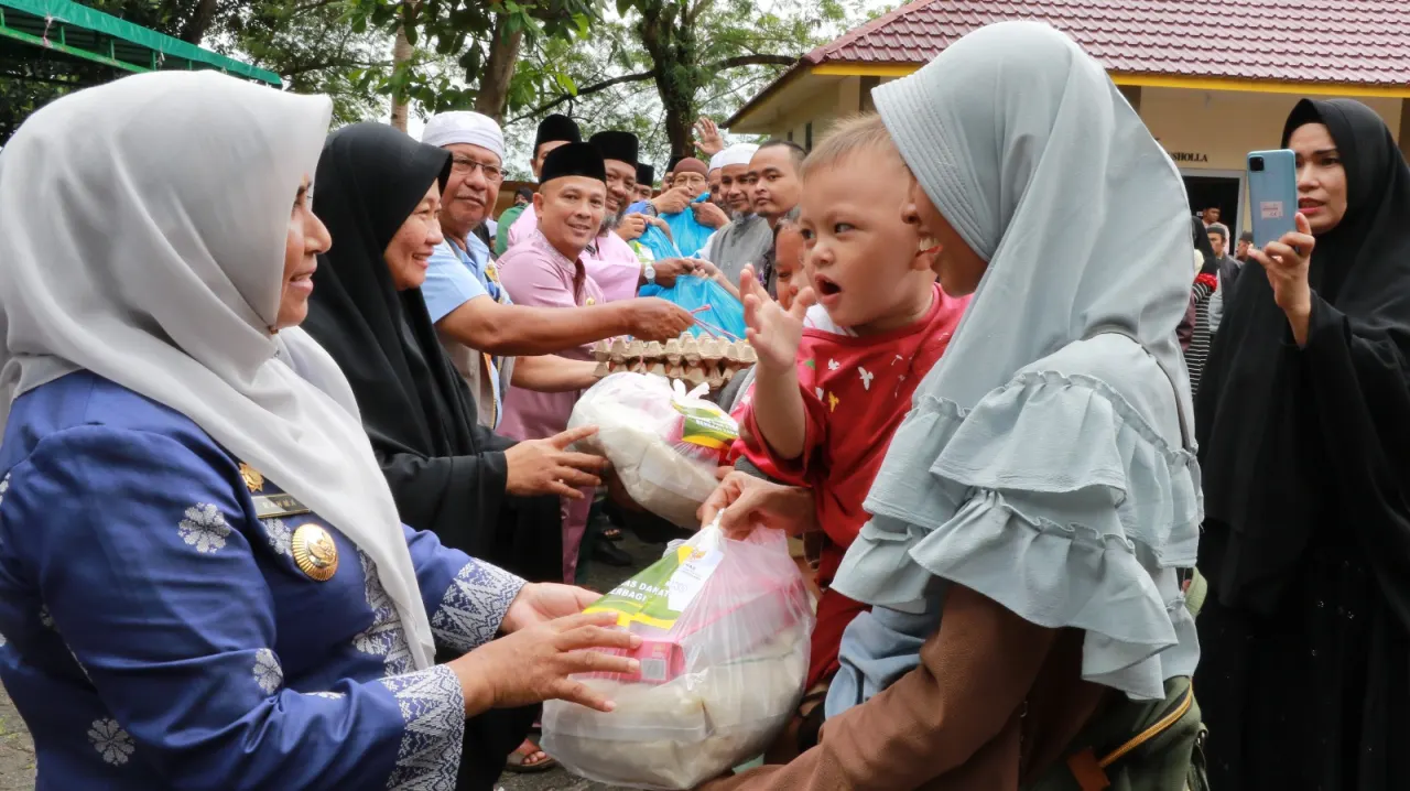 WALI KOTA KEMBALI SERAHKAN 1047 PAKET SEMBAKO SESUAI ASNAF