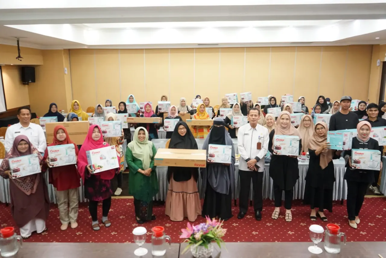 DISERAHKAN WAKO RAHMA, 46 PELAKU IKM DAPAT BANTUAN PERALATAN USAHA DARI DISBUDPAR