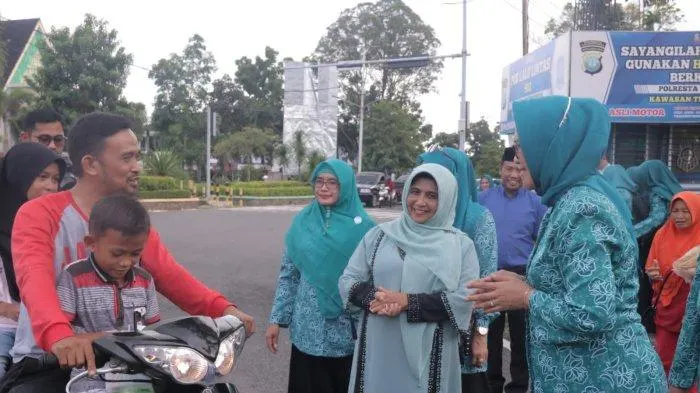 RAHMA BERSAMA TP PKK KOTA TANJUNGPINANG BERBAGI TAKJIL DI PAMEDAN