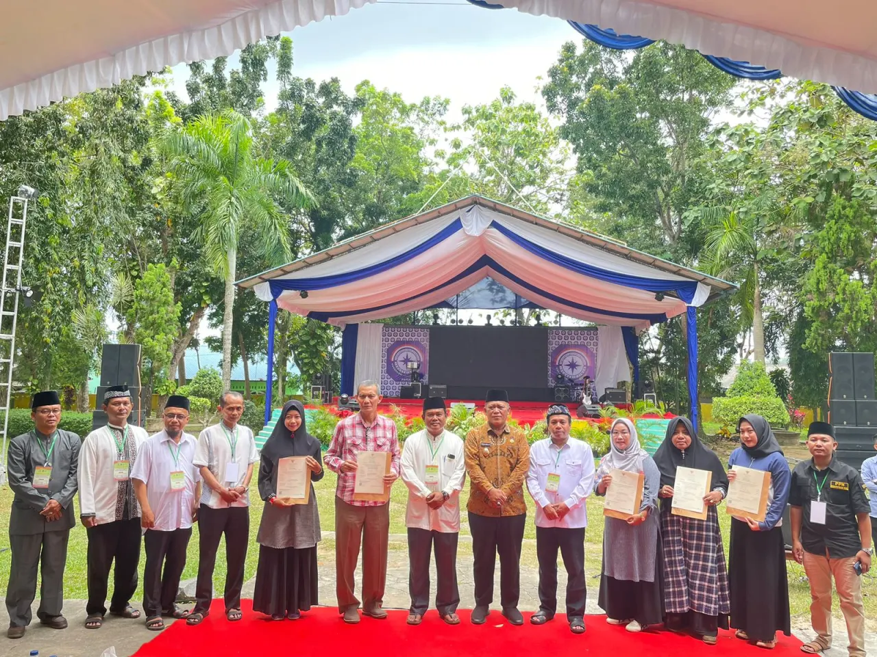 KAMPANYE MANDATORY HALAL, WAWAKO SERAHKAN SERTIFIKAT HALAL BAGI PELAKU UKM