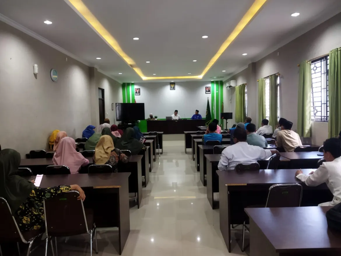 Pendidik dan Tenaga Kependidikan MTs Negeri 1 Batam Mengikuti Tholabul 'ilmi' bersama Ust. Junaedi