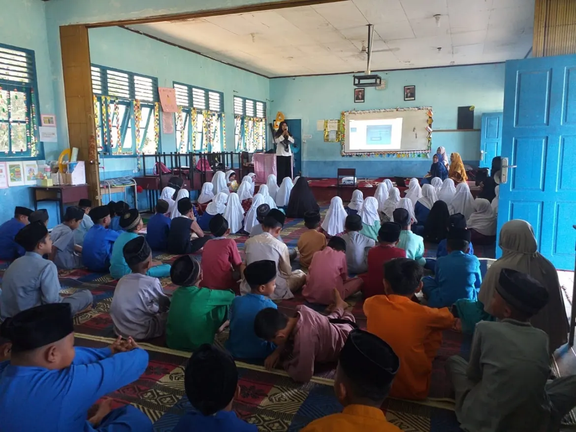 Pengawas Ida Nuryati Monitoring Pesantren Kilat di MIN Pangkil