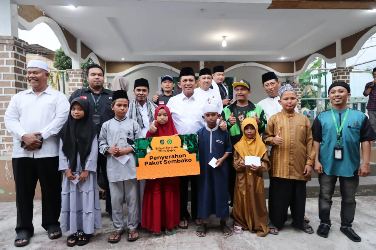 Gubernur Kepulauan Riau H. Ansar Ahmad menghadiri kegiatan bakti sosial bersama Mitra Driver Gojek di Panti Asuhan Qurrotu A'yun.