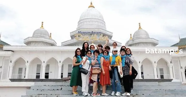 Wisatawan Mancanegara (Wisman) asal Pulau Jeju, Korea Selatan. Rombongan ini berkunjung ke Museum Batam Raja Ali Haji yang berada di Dataran Engku Putri, Batamcenter, pada Jumat (31/3/2023)