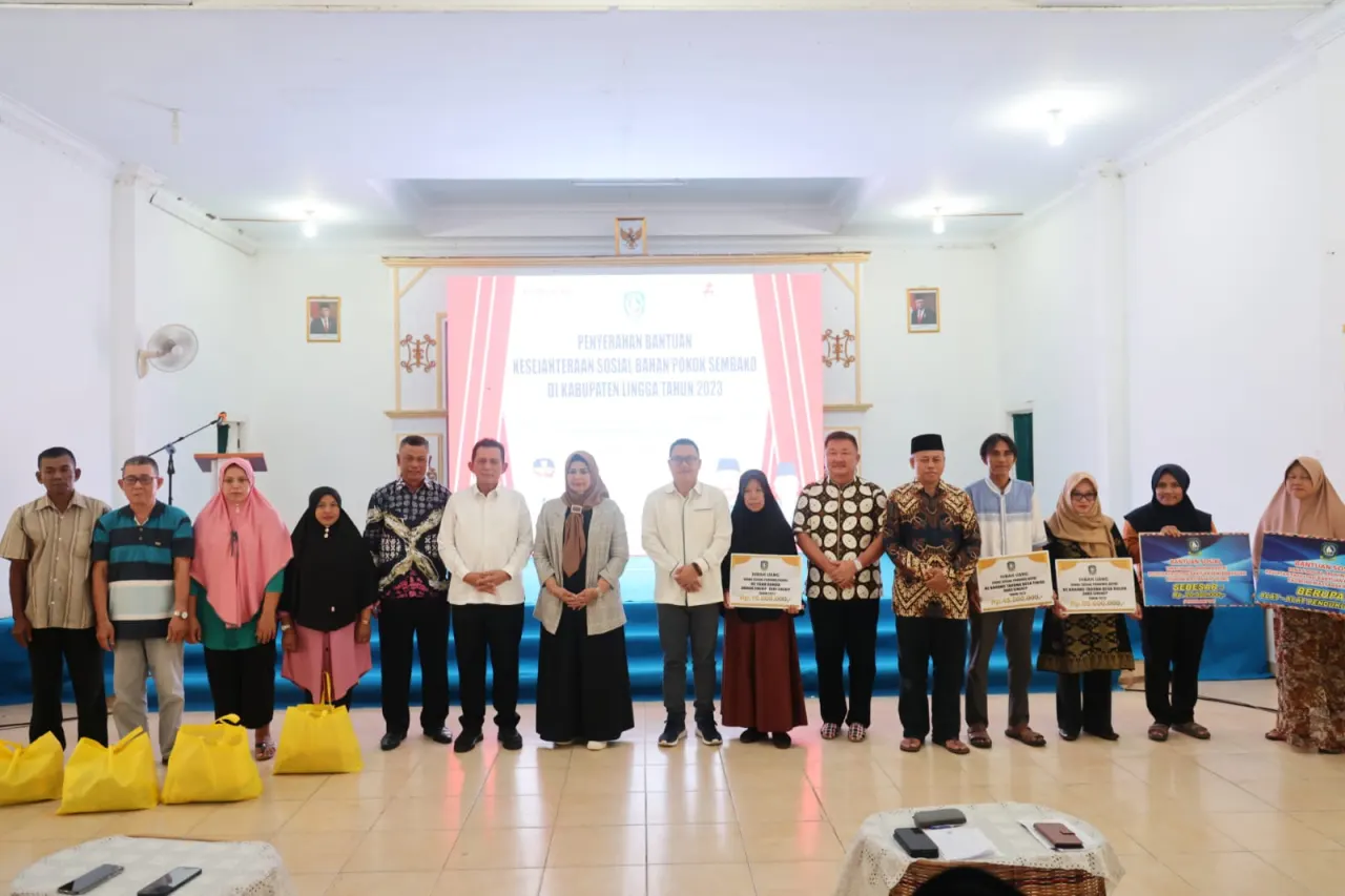 Pemberian Bantuan sembako di Gedung Nasional Dabo