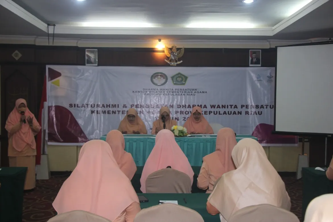 Wakil Ketua DWP Kemenag Anambas Pimpin Doa Pada Pertemuan DWP Se-Kepri