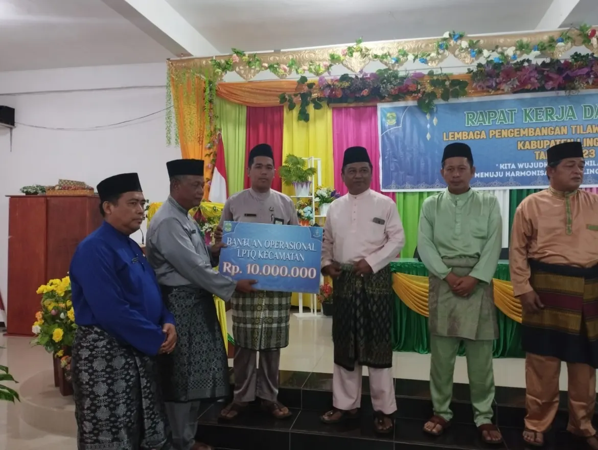 Sekretaris LPTQ Lingga Timur Wakili Ketua Terima Bantuan