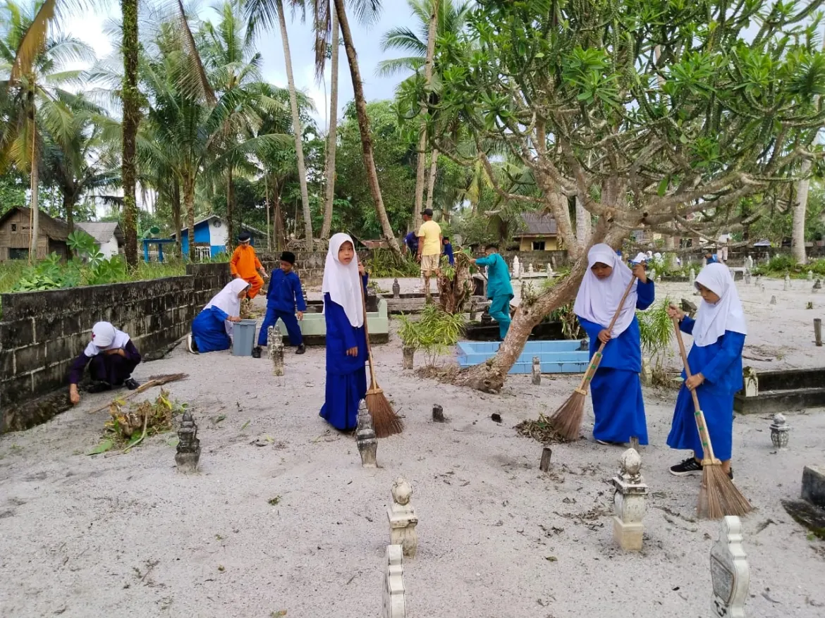 Jelang Ramadan, SDN 006 Singkep Gotong Royong di Pemakaman