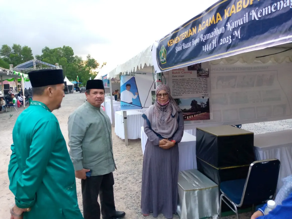 Kakanwil Kemenag Kepri Tinjau Stand Bazar Kemenag Lingga