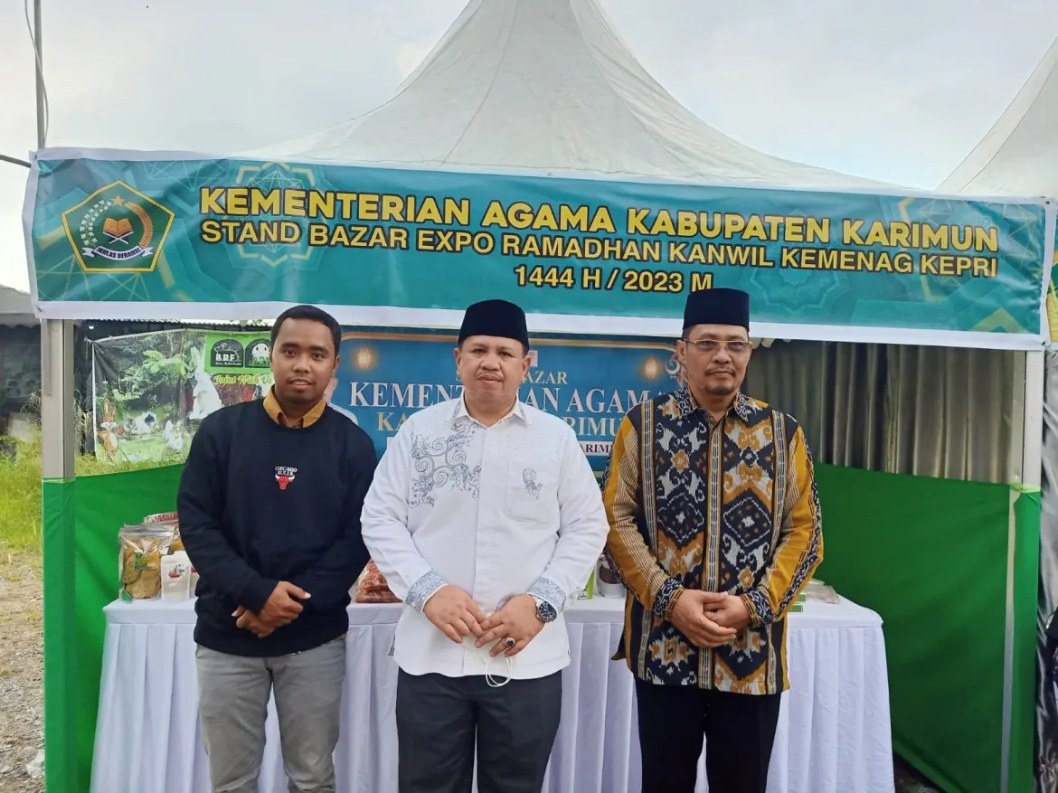 Kanwil Kemenag Kepri Didampingi Ka. Kankemenag Kab. Karimun Kunjungi Stand Bazar Kantor Kemenag Kemang Kab. Karimun