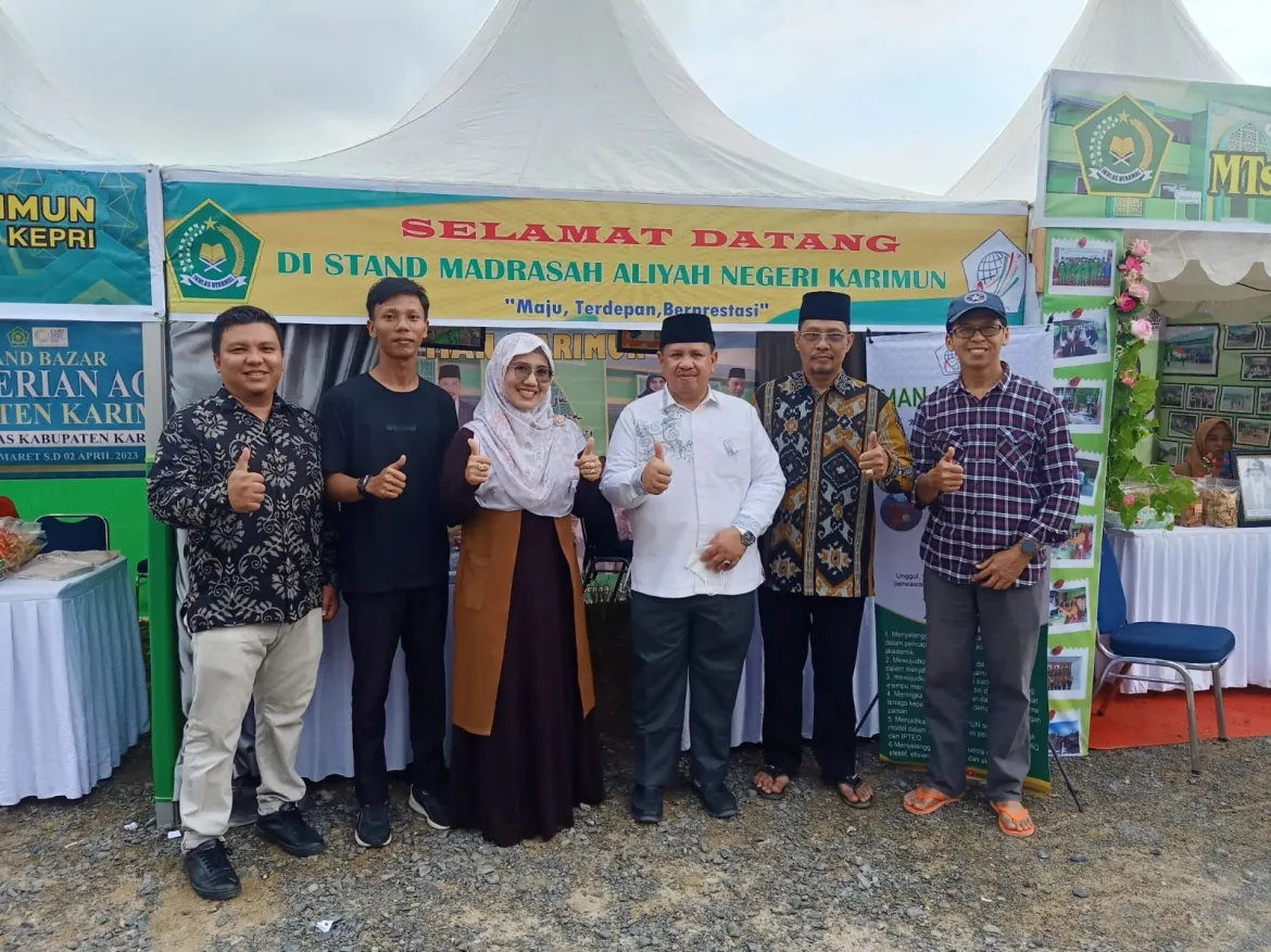Kanwil Kemenag Kepri Didampingi Ka. Kankemenag Kab. Karimun Kunjungi Stand Bazar MAN Karimun