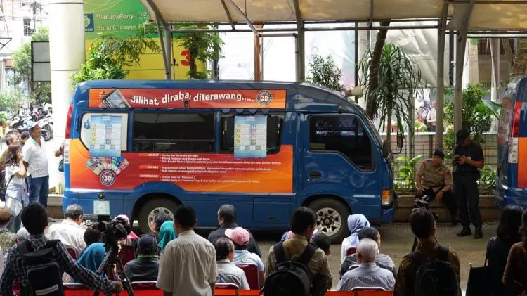 Ilustrasi penukaran uang baru di mobil keliling Bank Indonesia