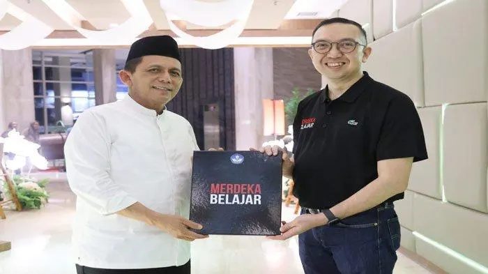 Gubernur Kepulauan Riau (Kepri), Ansar Ahmad foto bersama Dirjen Paud Dikdasmen Kemendikbudristek, Iwan Syahril di Restoran Hotel Aston Kota Batam, Sabtu (8/4/2023)