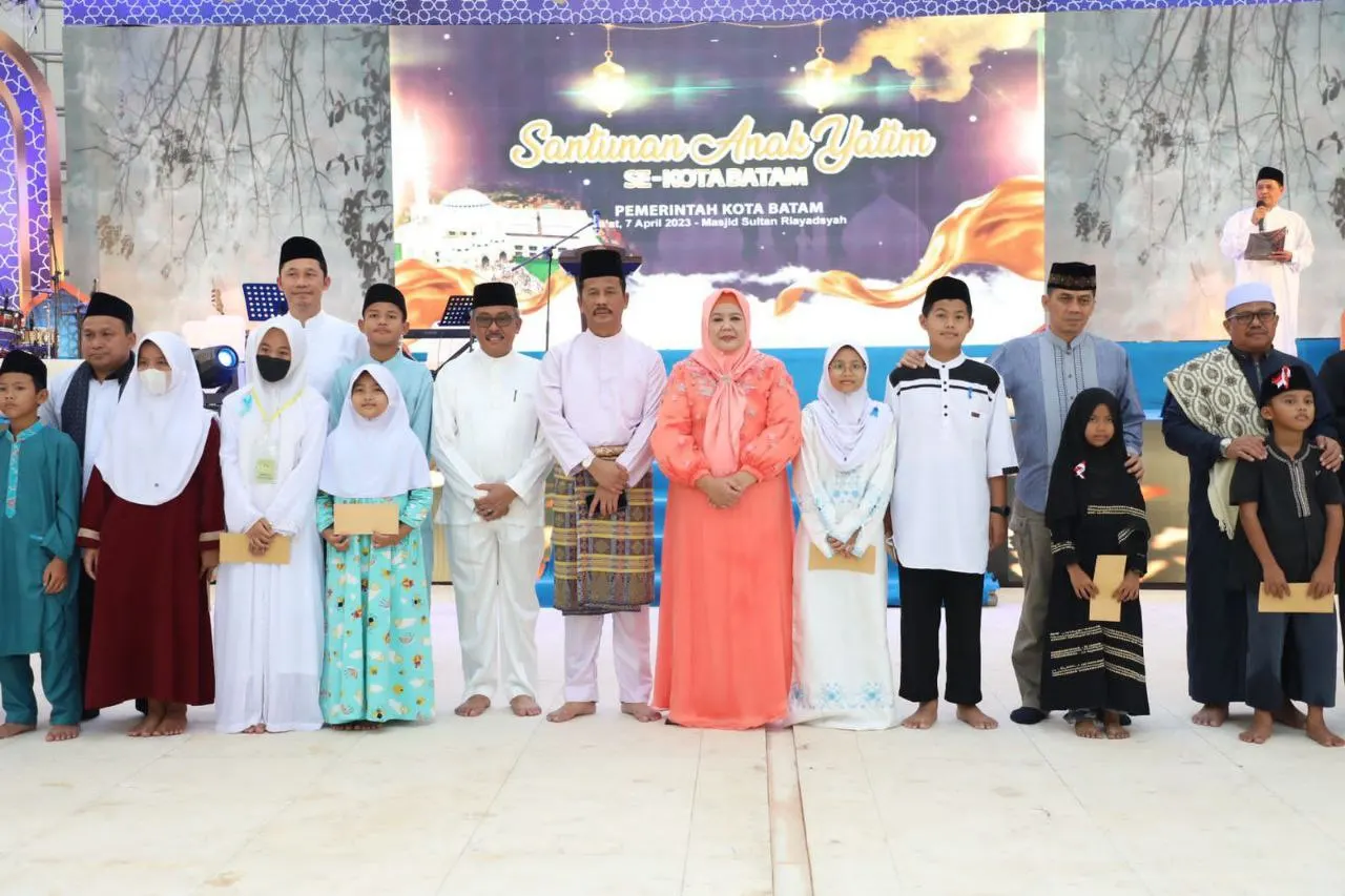Memperingati malam Nuzulul Qur’an 1444 H, Kepala BP Batam Muhammad Rudi mengadakan kegiatan pemberian santunan dan buka puasa bersama dengan 3.000 anak yatim-piatu dari 12 kecamatan di Kota Batam di Masjid Sultan Mahmud Riayat Syah, Tanjung Uncang pada Jum’at (7/4/2023).