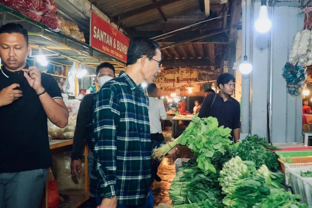 Wakil Wali Kota Batam Amsakar Achmad meninjau harga bahan pokok di Pasar Basah Botania, Jumat (7/4/2023) siang.