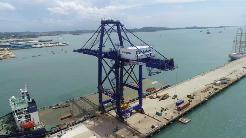 STS (ship to shore) Crane asal Korea Selatan telah tiba di Pelabuhan Batu Ampar.